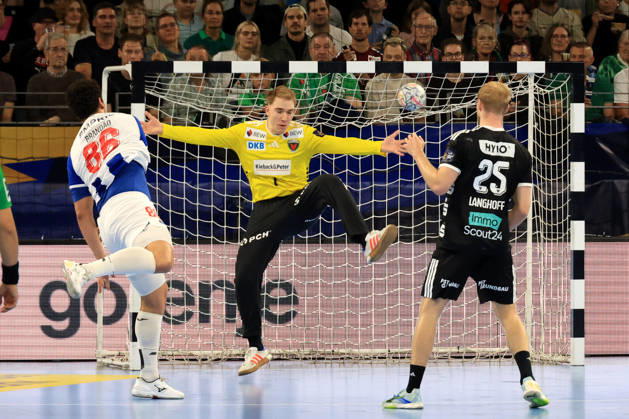 08.10.2026, GER Deutschland, Handball, EHF Champions League, 08.10.2026, Saison 2026 2027, Berlin, Fuechse Berlin vs FC Porto Lasse Ludwig ( Fuechse Berlin 1 ), Matthes Langhoff ( Fuechse Berlin 25 ), RICARDO BRANDAO ( FC Porto 86 ) nordphoto GmbH Engler Berlin Max-Schmeling-Halle Berlin Deutschland Copyright: xNordphotox xEnglerx