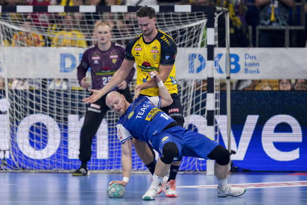 v.li.: Peter Walz (ThSV, 14), Robert Timmermeister (RNL, 7), Zweikampf, Spielszene, Duell, duel, tackle, tackling, Dynamik, Action, Aktion, 08.10.2026, Mannheim (Deutschland), Handball, Bundesliga, Rhein-Neckar Löwen - ThSV Eisenach