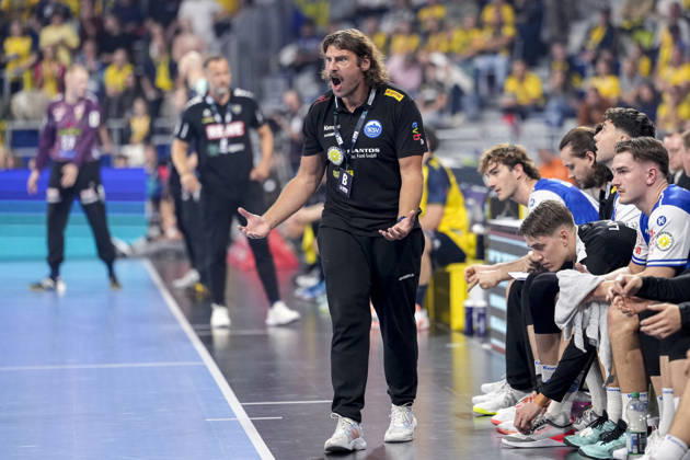 Sebastian Hinze (Trainer, Cheftrainer, ThSV), gibt Anweisungen, gestikuliert, mit den Armen gestikulieren, Freisteller, Ganzkörper, Einzelbild, Einzelfoto, Aktion, Action, am Spielfeldrand, an der Seitenauslinie, 08.10.2026, Mannheim (Deutschland), Handball, Bundesliga, Rhein-Neckar Löwen - ThSV Eisenach