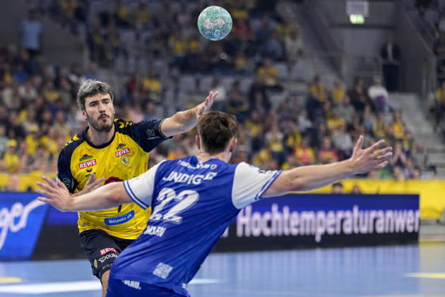 v.li.: Jacob Arenth Lassen (RNL, 9), Felix Aellen (ThSV, 22), Zweikampf, Spielszene, Duell, duel, tackle, tackling, Dynamik, Action, Aktion, 08.10.2026, Mannheim (Deutschland), Handball, Bundesliga, Rhein-Neckar Löwen - ThSV Eisenach