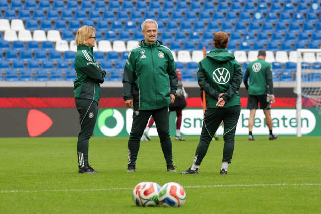 08.10.2026, xgrfx, Fussball DFB Medientermine, Deutsche Frauennationalmannschaft - Pressekonferenz und Abschlusstraining v.l. Saskia Bartusiak, Christian Wück, Maren Meinert (Deutsche Frauennationalmannschaft) Karlsruhe