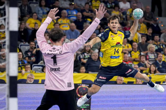 v.li.: Matija Spikic (Torwart, ThSV, 1), Gino Steenaerts (RNL, 14), beim Sprungwurf, Wurf, Torwurf, Action, Aktion, Spielszene, 08.10.2026, Mannheim (Deutschland), Handball, Bundesliga, Rhein-Neckar Löwen - ThSV Eisenach