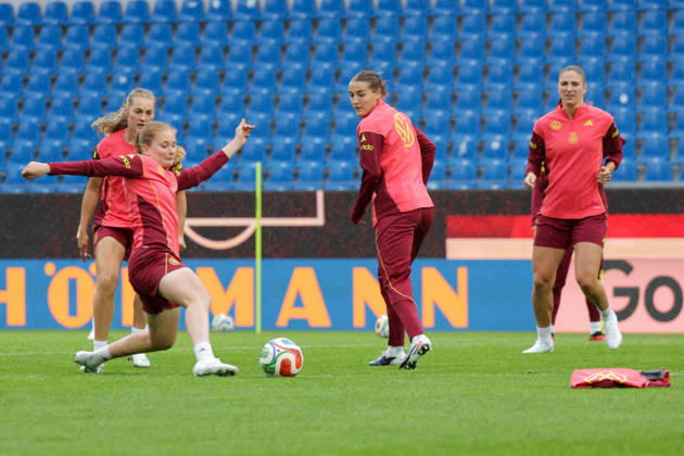 08.10.2026, xgrfx, Fussball DFB Medientermine, Deutsche Frauennationalmannschaft - Pressekonferenz und Abschlusstraining v.l. Sjoeke Nüsken, Carlotta Wamser, Melissa Kössler (Deutsche Frauennationalmannschaft) Karlsruhe