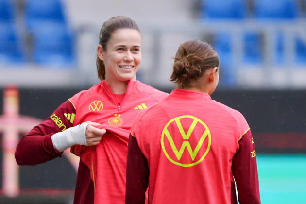 Karlsruhe, Deutschland: 08.10.2026 - Deutsche Fußballnationalmannschaft der Frauen - Abschlusstraining - Testspiel Deutschland vs. Australien Im Bild: v.li. Torhüterin Stina Johannes (Deutschland) Copyright: HMBxMedia MadeleinexFantini