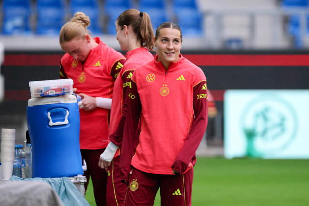 Karlsruhe, Deutschland: 08.10.2026 - Deutsche Fußballnationalmannschaft der Frauen - Abschlusstraining - Testspiel Deutschland vs. Australien Im Bild: v.li. Torhüterin Laura Dick (Deutschland), Torhüterin Stina Johannes (Deutschland) und Carlotta Wamser (Deutschland) Copyright: HMBxMedia MadeleinexFantini