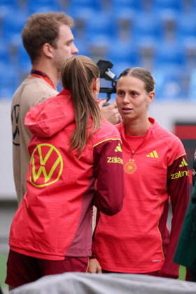 Karlsruhe, Deutschland: 08.10.2026 - Deutsche Fußballnationalmannschaft der Frauen - Abschlusstraining - Testspiel Deutschland vs. Australien Im Bild: v.li. die Zweite Klara Bühl Buehl (Deutschland) Copyright: HMBxMedia MadeleinexFantini