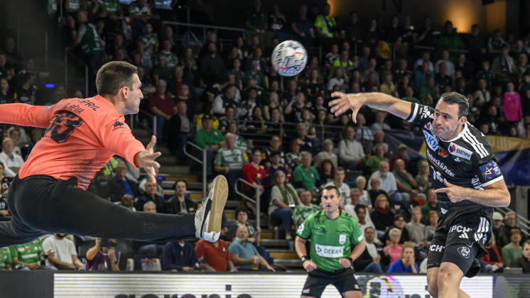 im Bild v.l.: Diogo Rema (FC Porto, 33), Aitor Arino (Fuechse Berlin, 14), Zweikampf, Action, Kampf, kaempft um den Ball, GER, Berlin, Handball, Füchse Berlin vs FC Porto, EHF Champions League, 3. Spieltag der Gruppe A , in der Max Schmeling Halle, Am Falkplatz 1, 08.10.2026, Copyright: HMBxMedia UwexKoch