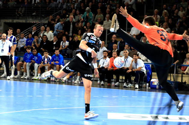 08.10.2026, GER Deutschland, Handball, EHF Champions League, 08.10.2026, Saison 2026 2027, Berlin, Fuechse Berlin vs FC Porto Max Darj ( Fuechse Berlin 5 ), DIOGO REMA ( FC Porto 33 ) nordphoto GmbH Engler Berlin Max-Schmeling-Halle Berlin Deutschland Copyright: xNordphotox xEnglerx