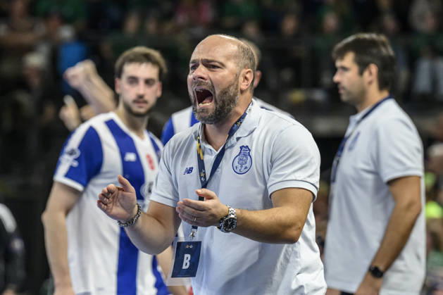 im Bild v.l.: Carlos Martingo (FC Porto, Trainer), feuert sein Team an, GER, Berlin, Handball, Füchse Berlin vs FC Porto, EHF Champions League, 3. Spieltag der Gruppe A , in der Max Schmeling Halle, Am Falkplatz 1, 08.10.2026, Copyright: HMBxMedia UwexKoch
