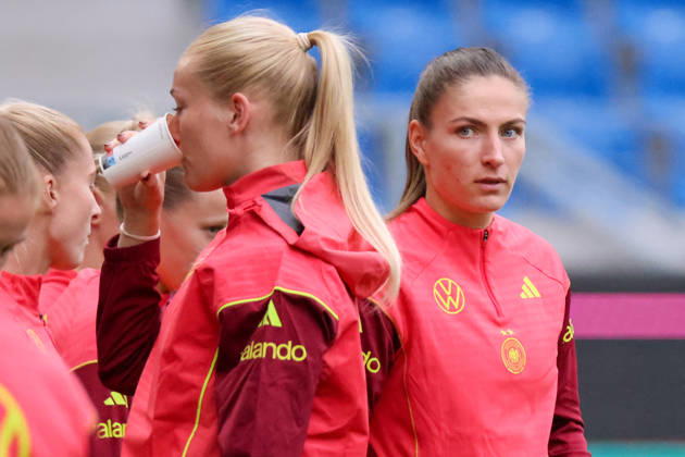 Karlsruhe, Deutschland: 08.10.2026 - Deutsche Fußballnationalmannschaft der Frauen - Abschlusstraining - Testspiel Deutschland vs. Australien Im Bild: v.li. Camilla Küver Kuever (Deutschland) und Melissa Kössler Koessler (Deutschland) Copyright: HMBxMedia MadeleinexFantini