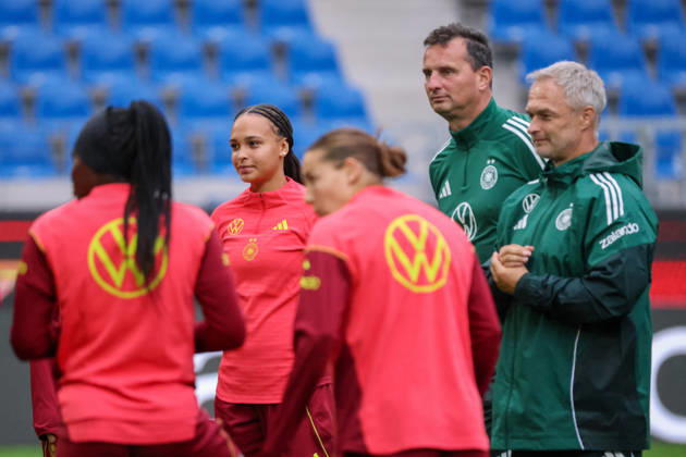 Karlsruhe, Deutschland: 08.10.2026 - Deutsche Fußballnationalmannschaft der Frauen - Abschlusstraining - Testspiel Deutschland vs. Australien Im Bild: v.li. Lisa Baum (Deutschland), Torwarttrainer Michael Fuchs (Deutschland) und Bundestrainer Christian Wück Wueck (Deutschland) Copyright: HMBxMedia MadeleinexFantini