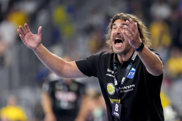 Sebastian Hinze (Trainer, Cheftrainer, ThSV), gibt Anweisungen, gestikuliert, mit den Armen gestikulieren, Einzelbild, Einzelfoto, Aktion, Action, 08.10.2026, Mannheim (Deutschland), Handball, Bundesliga, Rhein-Neckar Löwen - ThSV Eisenach