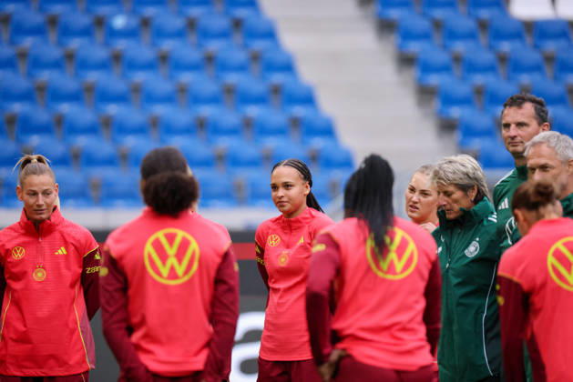 Karlsruhe, Deutschland: 08.10.2026 - Deutsche Fußballnationalmannschaft der Frauen - Abschlusstraining - Testspiel Deutschland vs. Australien Im Bild: v.lii. Sarai Linder (Deutschland), Lisa Baum (Deutschland), Marie Müller Mueller (Deutschland) Copyright: HMBxMedia MadeleinexFantini