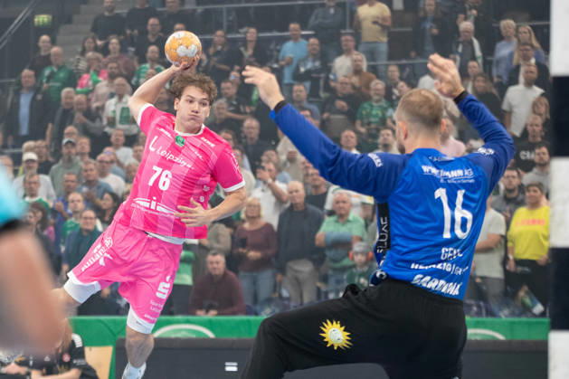 Handball, HBL2: SC DHfK Leipzig - TuS N-Lübbecke; 08.10.2026 Tom Koschek (76, SC DHfK Leipzig) wirft gegen Torwart Fredrik Genz (16, TuS N-Lübbecke). Handball, 2. Bundesliga, Saison 2026 2027, 7. Spieltag: SC DHfK Leipzig vs. TuS N-Lübbecke am 08.10.2026 in der Quarterback Immobilien Arena Leipzig. Copyright: xBEAUTIFULxSPORTS JanxKaeferx