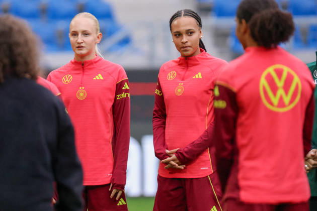 Karlsruhe, Deutschland: 08.10.2026 - Deutsche Fußballnationalmannschaft der Frauen - Abschlusstraining - Testspiel Deutschland vs. Australien Im Bild: v.li. die nachnominierte Luzie Zähringer Zaehringer (Deutschland) und Lisa Baum (Deutschland) Copyright: HMBxMedia MadeleinexFantini