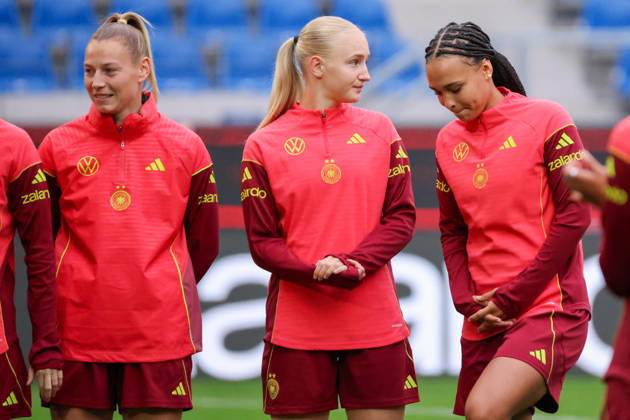 Karlsruhe, Deutschland: 08.10.2026 - Deutsche Fußballnationalmannschaft der Frauen - Abschlusstraining - Testspiel Deutschland vs. Australien Im Bild: v.li. Sarai Linder (Deutschland), die nachnominierte Luzie Zähringer Zaehringer (Deutschland) und Lisa Baum (Deutschland) Copyright: HMBxMedia MadeleinexFantini