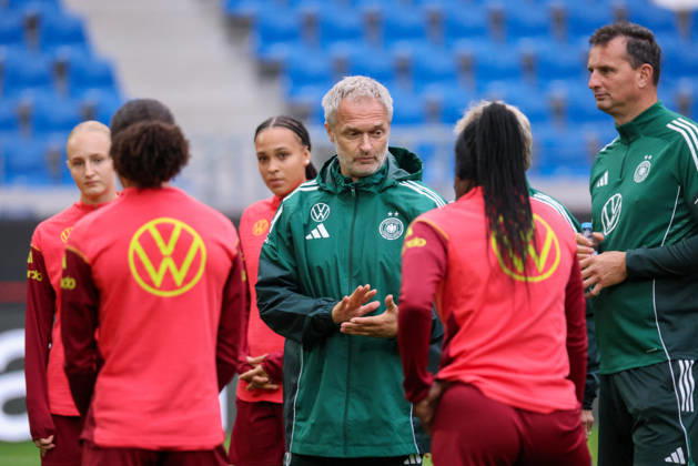 Karlsruhe, Deutschland: 08.10.2026 - Deutsche Fußballnationalmannschaft der Frauen - Abschlusstraining - Testspiel Deutschland vs. Australien Im Bild: Bundestrainer Christian Wück Wueck (Deutschland) spricht zu den Spielerinnen der deutschen Fußballnationalmannschaft der Frauen in der Teambesprechung Copyright: HMBxMedia MadeleinexFantini