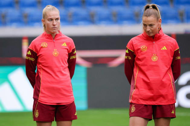 Karlsruhe, Deutschland: 08.10.2026 - Deutsche Fußballnationalmannschaft der Frauen - Abschlusstraining - Testspiel Deutschland vs. Australien Im Bild: v.li. Janina Minge (Deutschland) und Sarai Linder (Deutschland) Copyright: HMBxMedia MadeleinexFantini