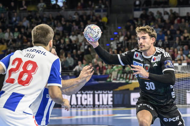 im Bild v.l.: Jose Ferreira (FC Porto, 28), Aymeric Zaepfel (Fuechse Berlin, 30), Zweikampf, Action, Kampf, kaempft um den Ball, GER, Berlin, Handball, Füchse Berlin vs FC Porto, EHF Champions League, 3. Spieltag der Gruppe A , in der Max Schmeling Halle, Am Falkplatz 1, 08.10.2026, Copyright: HMBxMedia UwexKoch