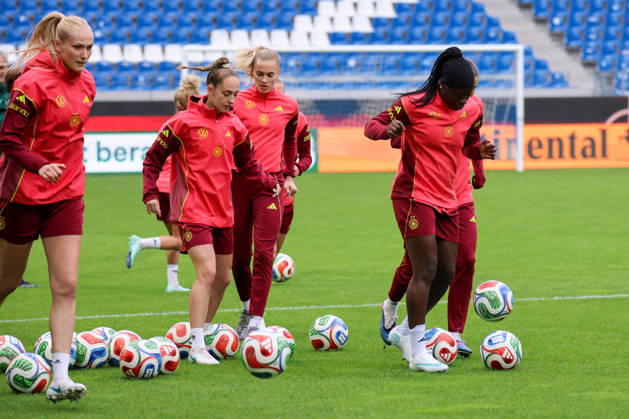 Karlsruhe, Deutschland: 08.10.2026 - Deutsche Fußballnationalmannschaft der Frauen - Abschlusstraining - Testspiel Deutschland vs. Australien Im Bild: v.li. Camilla Küver Kuever (Deutschland). Sophia Kleinherne (Deutschland), Laura Freigang (Deutschland) und Nicole Anyomi (Deutschland) Copyright: HMBxMedia MadeleinexFantini
