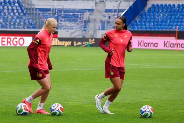 Karlsruhe, Deutschland: 08.10.2026 - Deutsche Fußballnationalmannschaft der Frauen - Abschlusstraining - Testspiel Deutschland vs. Australien Im Bild: v.li. Luzie Zähringer Zaehringer (Deutschland) und Lisa Baum (Deutschland) Copyright: HMBxMedia MadeleinexFantini