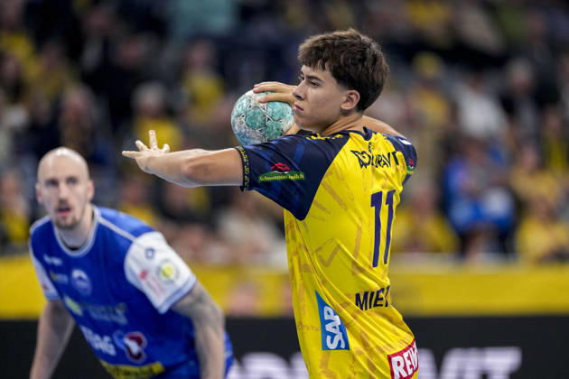 Niclas Mierzwa (RNL, 11), am Ball, Einzelbild, Einzelfoto, Aktion, Action, beim Siebenmeter, 7-Meter, Strafwurf, Spielszene, 08.10.2026, Mannheim (Deutschland), Handball, Bundesliga, Rhein-Neckar Löwen - ThSV Eisenach