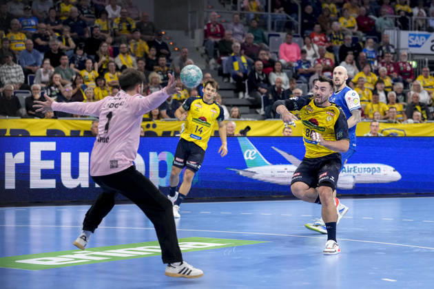 v.li.: Matija Spikic (Torwart, ThSV, 1) pariert gegen Jannik Kohlbacher (RNL, 80), beim Sprungwurf, Wurf, Torwurf, Action, Aktion, Spielszene, pariert den Ball, Parade, Glanzparade, hält den Ball, Highlight, 08.10.2026, Mannheim (Deutschland), Handball, Bundesliga, Rhein-Neckar Löwen - ThSV Eisenach