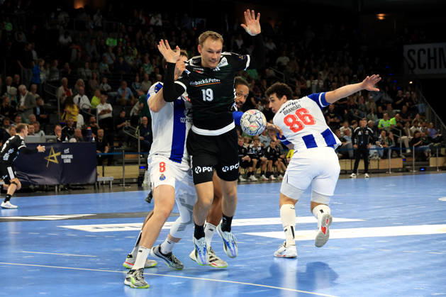 08.10.2026, GER Deutschland, Handball, EHF Champions League, 08.10.2026, Saison 2026 2027, Berlin, Fuechse Berlin vs FC Porto Mathias Gidsel ( Fuechse Berlin 19 ), GILBERTO DUARTE ( FC Porto 90 ), RICARDO BRANDAO ( FC Porto 86 ), MIGUEL OLIVEIRA ( FC Porto 8 ) nordphoto GmbH Engler Berlin Max-Schmeling-Halle Berlin Deutschland Copyright: xNordphotox xEnglerx