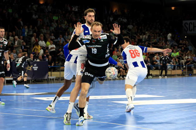 08.10.2026, GER Deutschland, Handball, EHF Champions League, 08.10.2026, Saison 2026 2027, Berlin, Fuechse Berlin vs FC Porto Mathias Gidsel ( Fuechse Berlin 19 ), GILBERTO DUARTE ( FC Porto 90 ), RICARDO BRANDAO ( FC Porto 86 ), MIGUEL OLIVEIRA ( FC Porto 8 ) nordphoto GmbH Engler Berlin Max-Schmeling-Halle Berlin Deutschland Copyright: xNordphotox xEnglerx