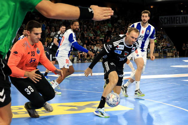 08.10.2026, GER Deutschland, Handball, EHF Champions League, 08.10.2026, Saison 2026 2027, Berlin, Fuechse Berlin vs FC Porto Mathias Gidsel ( Fuechse Berlin 19 ), DIOGO REMA ( FC Porto 33 ) nordphoto GmbH Engler Berlin Max-Schmeling-Halle Berlin Deutschland Copyright: xNordphotox xEnglerx