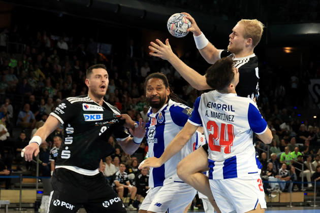 08.10.2026, GER Deutschland, Handball, EHF Champions League, 08.10.2026, Saison 2026 2027, Berlin, Fuechse Berlin vs FC Porto Matthes Langhoff ( Fuechse Berlin 25 ), Mijajlo Marsenic ( Fuechse Berlin 93 ), ANTONIO MARTINEZ ( FC Porto 24 ), GILBERTO DUARTE ( FC Porto 90 ) nordphoto GmbH Engler Berlin Max-Schmeling-Halle Berlin Deutschland Copyright: xNordphotox xEnglerx