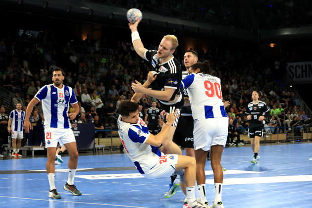 08.10.2026, GER Deutschland, Handball, EHF Champions League, 08.10.2026, Saison 2026 2027, Berlin, Fuechse Berlin vs FC Porto Matthes Langhoff ( Fuechse Berlin 25 ), Mijajlo Marsenic ( Fuechse Berlin 93 ), ANTONIO MARTINEZ ( FC Porto 24 ), GILBERTO DUARTE ( FC Porto 90 ) nordphoto GmbH Engler Berlin Max-Schmeling-Halle Berlin Deutschland Copyright: xNordphotox xEnglerx