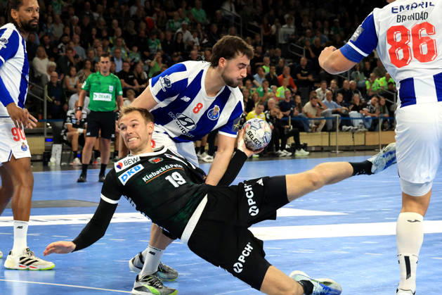 08.10.2026, GER Deutschland, Handball, EHF Champions League, 08.10.2026, Saison 2026 2027, Berlin, Fuechse Berlin vs FC Porto Mathias Gidsel ( Fuechse Berlin 19 ), MIGUEL OLIVEIRA ( FC Porto 8 ) nordphoto GmbH Engler Berlin Max-Schmeling-Halle Berlin Deutschland Copyright: xNordphotox xEnglerx