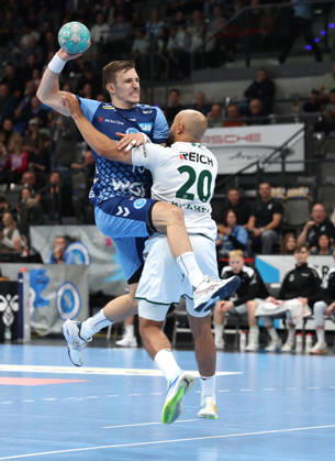 2026.10.08 Deutschland, Stuttgart Handball TVB Stuttgart vs. HSG Wetzlar, v.l. Simone Mengon (TVB), David Cyrill Akakpo (Wetzlar)