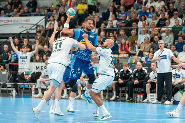 Handball I Herren I Saison 2026-2027 I Bundesliga I 8. Spieltag I TVB Stuttgart - HSG Wetzlar I 08.10.2026 Philipp Ahouansou (5, TVB Stuttgart) im Wurf verteidigt von Petter Overby Överby (11, HSG Wetzlar) und David Cyrill Akakpo (20, HSG Wetzlar) Stuttgart Porsche Arena Baden-Württemberg Deutschland Copyright: xLobeca MaxxPetershansx