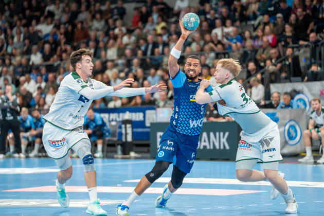 Handball I Herren I Saison 2026-2027 I Bundesliga I 8. Spieltag I TVB Stuttgart - HSG Wetzlar I 08.10.2026 Philipp Ahouansou (5, TVB Stuttgart) mit Ball verteidigt von Marti Soler Biescas (23, HSG Wetzlar) und Georg Löwen (33, HSG Wetzlar) Stuttgart Porsche Arena Baden-Württemberg Deutschland Copyright: xLobeca MaxxPetershansx