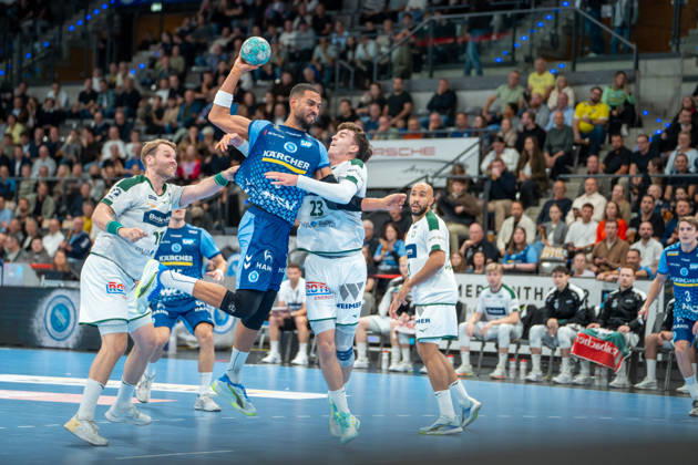 Handball I Herren I Saison 2026-2027 I Bundesliga I 8. Spieltag I TVB Stuttgart - HSG Wetzlar I 08.10.2026 Philipp Ahouansou (5, TVB Stuttgart) im Wurf, Petter Overby Överby (11, HSG Wetzlar) und Marti Soler Biescas (23, HSG Wetzlar) in der Abwehr Stuttgart Porsche Arena Baden-Württemberg Deutschland Copyright: xLobeca MaxxPetershansx