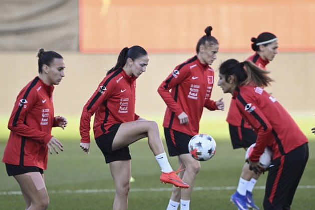 Turkiye Women s National Football Team complete preparations for Slovenia match ISTANBUL, TURKIYE - OCTOBER 08 : Players of the Turkish Women s National Football Team attend a training session ahead of the 2027 FIFA Women s World Cup European Qualifiers play-off first leg match against Slovenia, at Pendik Stadium in Istanbul, Turkiye on October 08, 2026. Fatma Nur Arslan Anadolu Istanbul Turkey. Editorial use only. Please get in touch for any other usage.  Copyright: x2026xAnadoluxFatmaxNurxArslanx