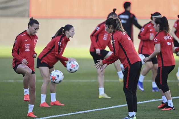 Turkiye Women s National Football Team complete preparations for Slovenia match ISTANBUL, TURKIYE - OCTOBER 08 : Players of the Turkish Women s National Football Team attend a training session ahead of the 2027 FIFA Women s World Cup European Qualifiers play-off first leg match against Slovenia, at Pendik Stadium in Istanbul, Turkiye on October 08, 2026. Fatma Nur Arslan Anadolu Istanbul Turkey. Editorial use only. Please get in touch for any other usage.  Copyright: x2026xAnadoluxFatmaxNurxArslanx