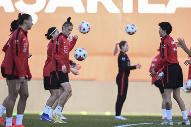 Turkiye Women s National Football Team complete preparations for Slovenia match ISTANBUL, TURKIYE - OCTOBER 08 : Players of the Turkish Women s National Football Team attend a training session ahead of the 2027 FIFA Women s World Cup European Qualifiers play-off first leg match against Slovenia, at Pendik Stadium in Istanbul, Turkiye on October 08, 2026. Fatma Nur Arslan Anadolu Istanbul Turkey. Editorial use only. Please get in touch for any other usage.  Copyright: x2026xAnadoluxFatmaxNurxArslanx