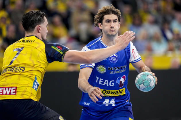 v.li.: Robert Timmermeister (RNL, 7), Stephan Seitz (ThSV, 44), Zweikampf, Spielszene, Duell, duel, tackle, tackling, Dynamik, Action, Aktion, 08.10.2026, Mannheim (Deutschland), Handball, Bundesliga, Rhein-Neckar Löwen - ThSV Eisenach