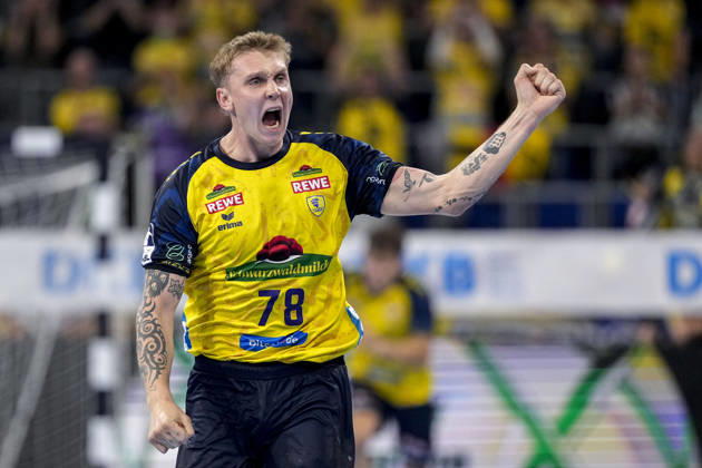 Edwin Aspenbäck (RNL, 78), Spieler der Rhein-Neckar-Löwen, jubelt über ein Tor, Jubel, jubeln, Torjubel, Torerfolg, celebrate the goal, goal, celebration, jubelt ueber das Tor, Freuen, Freude, freut sich, optimistisch, positiv, Spielszene, Highlight, Einzelbild, Einzelfoto, Aktion, Action, 08.10.2026, Mannheim (Deutschland), Handball, Bundesliga, Rhein-Neckar Löwen - ThSV Eisenach