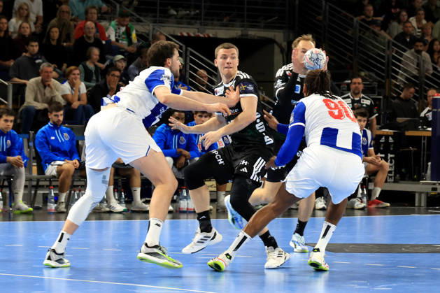 08.10.2026, GER Deutschland, Handball, EHF Champions League, 08.10.2026, Saison 2026 2027, Berlin, Fuechse Berlin vs FC Porto Nils Lichtlein ( Fuechse Berlin 17 ), Mathias Gidsel ( Fuechse Berlin 19 ), GILBERTO DUARTE ( FC Porto 90 ), MIGUEL OLIVEIRA ( FC Porto 8 ) nordphoto GmbH Engler Berlin Max-Schmeling-Halle Berlin Deutschland Copyright: xNordphotox xEnglerx