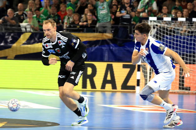 08.10.2026, GER Deutschland, Handball, EHF Champions League, 08.10.2026, Saison 2026 2027, Berlin, Fuechse Berlin vs FC Porto Mathias Gidsel ( Fuechse Berlin 19 ), ANTONIO MARTINEZ ( FC Porto 24 ) nordphoto GmbH Engler Berlin Max-Schmeling-Halle Berlin Deutschland Copyright: xNordphotox xEnglerx
