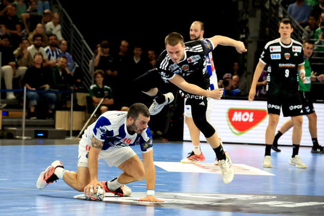 08.10.2026, GER Deutschland, Handball, EHF Champions League, 08.10.2026, Saison 2026 2027, Berlin, Fuechse Berlin vs FC Porto Nils Lichtlein ( Fuechse Berlin 17 ), Rui Silva ( FC Porto 14 ) nordphoto GmbH Engler Berlin Max-Schmeling-Halle Berlin Deutschland Copyright: xNordphotox xEnglerx