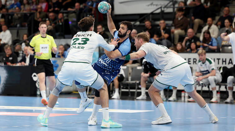 2026.10.08 Deutschland, Stuttgart Handball TVB Stuttgart vs. HSG Wetzlar, v.l. Marti Soler (Wetzlar), Mohamed Amine Darmoul (TVB), Petter Overby (Wetzlar)