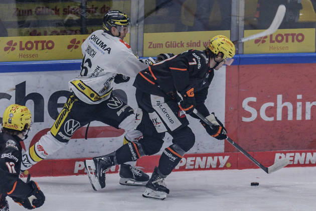 PEnny DEL: Löwen Frankfurt - Krefeld Pinguine, 08.10.2026 Ty Glover (Löwen Frankfurt 7) und Daniel Bruch (Krefeld Pinguine 26) im Kampf u mden Puck, Löwen Frankfurt - Krefeld Pinguine, Frankfurt, NIX Eissporthalle, 8.10.2026 Copyright: xBEAUTIFULxSPORTS Gawlikx