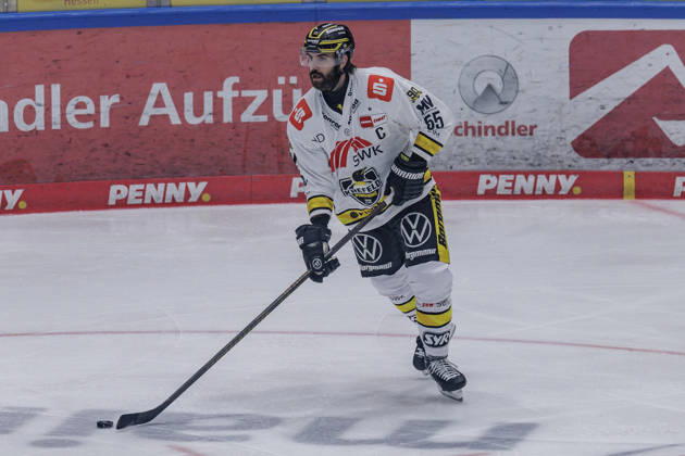 PEnny DEL: Löwen Frankfurt - Krefeld Pinguine, 08.10.2026 Davis Vandane (Krefeld Pinguine 55) am Puck, Freisteller, Portrait Porträt, Löwen Frankfurt - Krefeld Pinguine, Frankfurt, NIX Eissporthalle, 8.10.2026 Copyright: xBEAUTIFULxSPORTS Gawlikx