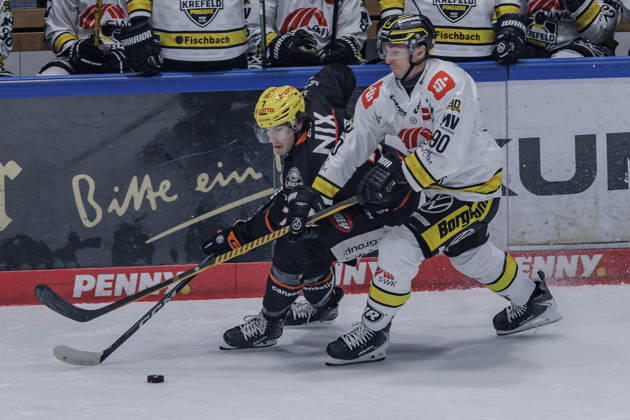 PEnny DEL: Löwen Frankfurt - Krefeld Pinguine, 08.10.2026 Ty Glover (Löwen Frankfurt 7) und Adam Payerl (Krefeld Pinguine 90) im Kampf um den Ball, Löwen Frankfurt - Krefeld Pinguine, Frankfurt, NIX Eissporthalle, 8.10.2026 Copyright: xBEAUTIFULxSPORTS Gawlikx