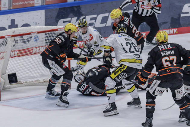 PEnny DEL: Löwen Frankfurt - Krefeld Pinguine, 08.10.2026 Nico Pertuch (Löwen Frankfurt 1) legt sich auf den Puck und Daniel Bruch (Krefeld Pinguine 26) und Maksim Matushkin (Löwen Frankfurt 52) und Matthew Wedman (Löwen Frankfurt 67), Löwen Frankfurt - Krefeld Pinguine, Frankfurt, NIX Eissporthalle, 8.10.2026 Copyright: xBEAUTIFULxSPORTS Gawlikx